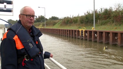 Josef Berning, Leiter Gewässervermessung beim Wasserstraßen- und Schifffahrtsamt steht auf dem Peilboot "MS Westfalen"