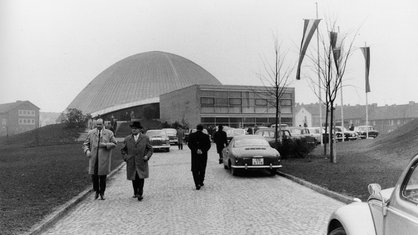 Die Kuppel des Planetariums in Bochum auf einem schwarz-weiß Foto zur Eröffnung am 6. November 1964