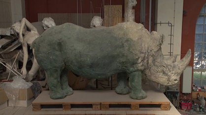 Foto einer lebensgroßen Nashorn-Skulptur von der Seite