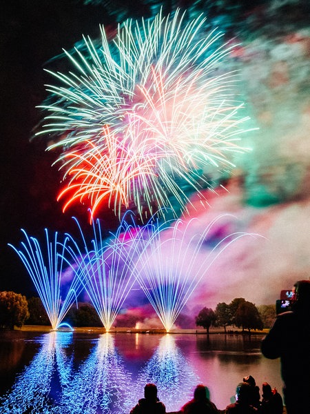 Menschen betrachten das Feuerwerk bei Rhein in Flammen in Bonn.