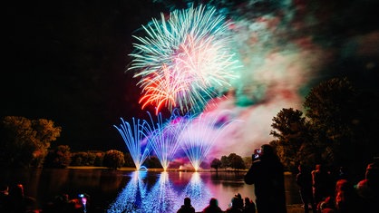 Menschen betrachten das Feuerwerk bei Rhein in Flammen in Bonn.