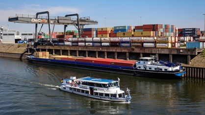 Ein Ausflugsschiff fährt durch den Duisburger Hafen
