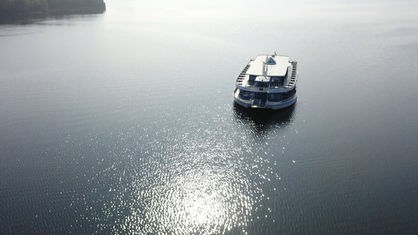 Luftbild Passagierschiff auf einem See