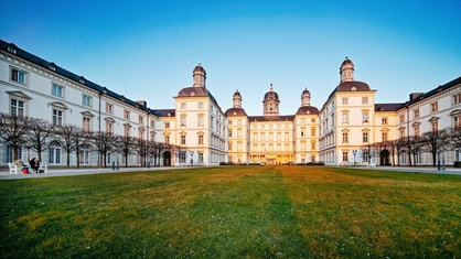 Frontaler Blick auf Schloss Bensberg in Bergisch Gladbach