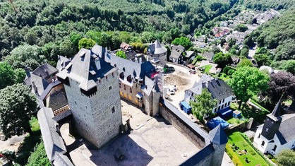 Schloss Burg aus der Luft fotografiert