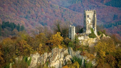 Ruine und Mauerreste der ehemaligen Burganlage und Veste Drachenfels