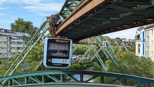 Frontalansicht fahrende Schwebebahn in Wuppertal