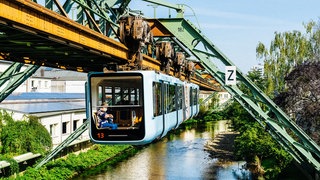 Ein Wagen der Schwebebahn über der Wupper