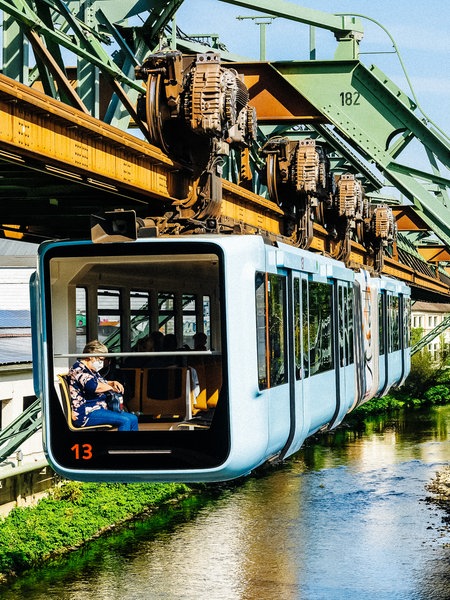 Ein Wagen der Schwebebahn über der Wupper