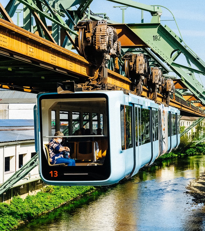 Ein Wagen der Schwebebahn über der Wupper