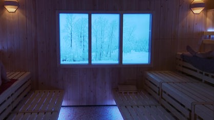 Virtuelles Fenster an einer Saunawand zeigt virtuellen Blick in einen verschneiten Wald