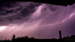 Blitze am bewölkten Himmel