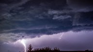 Blitze schlagen aus dunklen Wolken