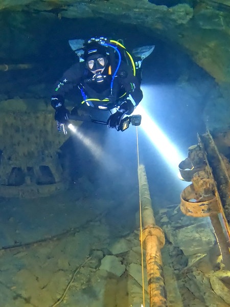 Eine Taucherin taucht durch das Bergwerk in Bestwig-Nuttlar