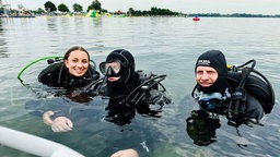 Vanessa Trappmann, Lina Kinski und Florian Hoffmann schwimmen in der Xantener Südsee.