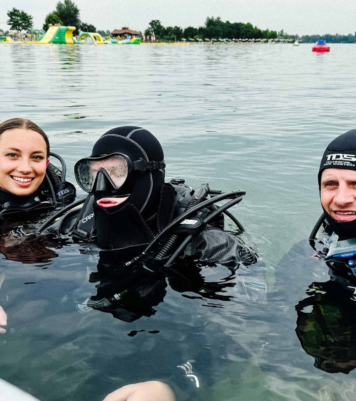 Vanessa Trappmann, Lina Kinski und Florian Hoffmann schwimmen in der Xantener Südsee.