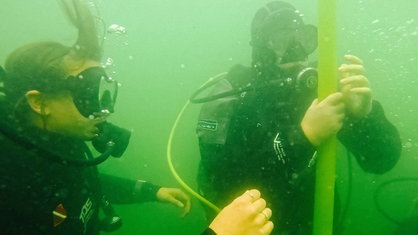 Vanessa Trappmann und Lina Kinski beim Tauchen unter Wasser.