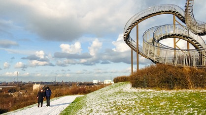 Eine Skulptur in Form einer Wendeltreppe, die sich in den Himmel schraubt 