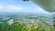 Das Ruhrgebiet aus der Vogelperspektive, mit einigen Bäumen und Gebäuden
