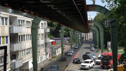 Blick aus dem Schwebebahn-Cockpit nach draußen auf die Straßen Wuppertals