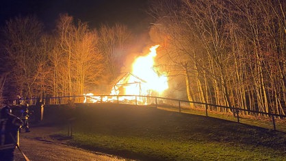 Feuerwehrleute löschen den Brand an der Bandelhütte