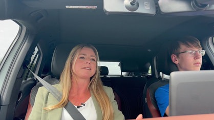 Jennifer Hören im Auto mit ihrem Fahrschüler Philipp Albers.