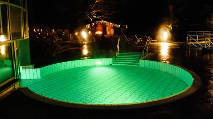 Ein Außenbecken der Vita Sol Therme in Bad Salzuflen im Dunkeln.