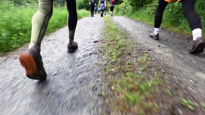 Die Füße der Wanderer auf einem Weg des Bödefelder Hollenmarschs