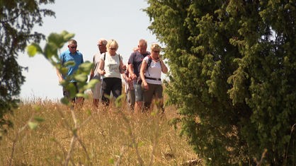Mitglieder vom Eifelverein Ripsdorf auf dem Wanderweg "Eifelspur Toskana"