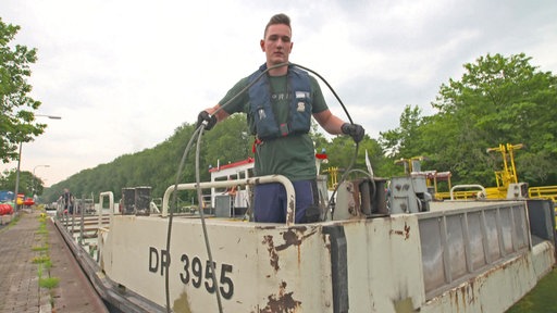 Wasserbauer Lars Helbig bei der Arbeit