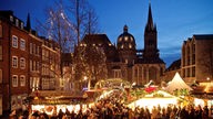 Weihnachtsmarkt vor dem Aachener Dom am Abend