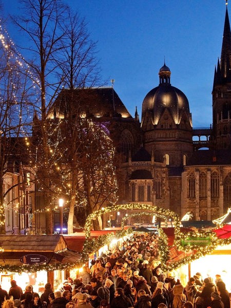 Weihnachtsmarkt vor dem Aachener Dom am Abend