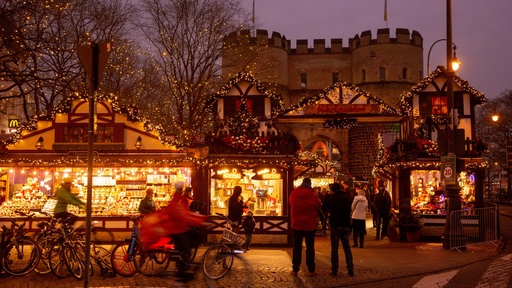 Eine leuchtende Hütte im Fachwerkstil auf dem Weihnachtsmarkt in Köln