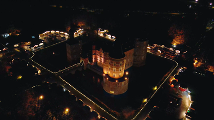 Schloss Merode bei Nacht von oben während des Weihnachtsmarktes auf dem Gelände