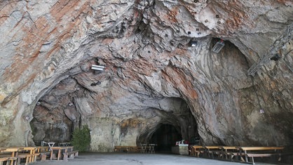 Die grauen Felswände der menschenleeren Balver Höhle