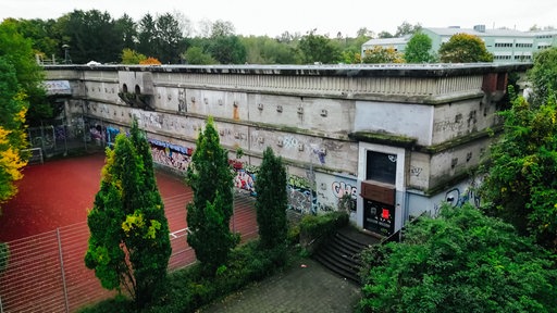 Ein Hochbunker in der Aachener Innenstadt, daran grenzt ein Fußballplatz