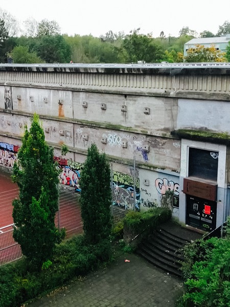 Ein Hochbunker in der Aachener Innenstadt, daran grenzt ein Fußballplatz