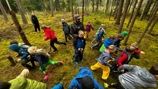 Kindergruppe läuft im Wald in Hövelhof in alle Richtungen davon