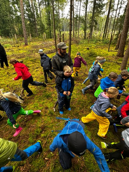 Kindergruppe läuft im Wald in Hövelhof in alle Richtungen davon