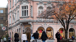 Foto von einer Bottroper Apotheke in einem rosafarbenen Altbauhaus