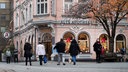 Foto von einer Bottroper Apotheke in einem rosafarbenen Altbauhaus