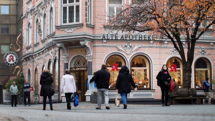 Foto von einer Bottroper Apotheke in einem rosafarbenen Altbauhaus