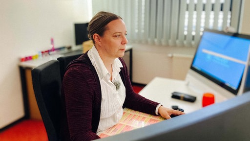 Eine Frau bei der Arbeit am Computer.