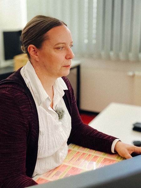 Eine Frau bei der Arbeit am Computer.