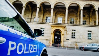 Vor dem Wuppertaler Landgericht parkt ein Polizeiauto. 