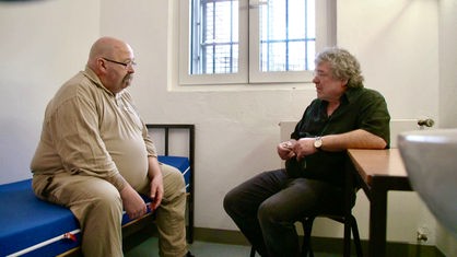 Gefängnispfarrer Stefan Schwarz spricht mit einem Häftling