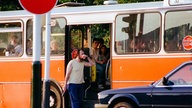 Hans-Jürgen Rösner steht vor dem gekaperten Bus