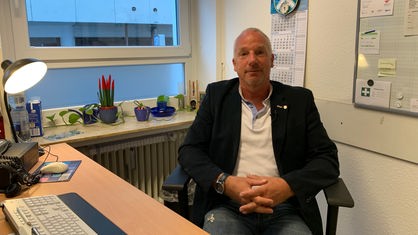 Eckhard Klesser vom Opferschutz der Polizei Wuppertal sitzt in seinem Büro