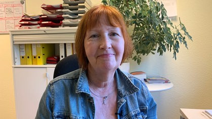 Karin Heier, die Leiterin des Frauenhauses in Remscheid sitzt in ihrem Büro