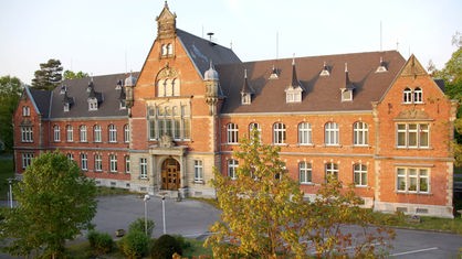 LVR-Klinik Langenfeld, ein rotes Backsteingebäude mit kleinen Türmchen